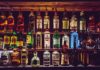 Die coolsten Bars in Barcelona Getränke im Regal einer Bar