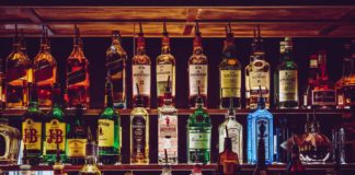 Die coolsten Bars in Barcelona Getränke im Regal einer Bar