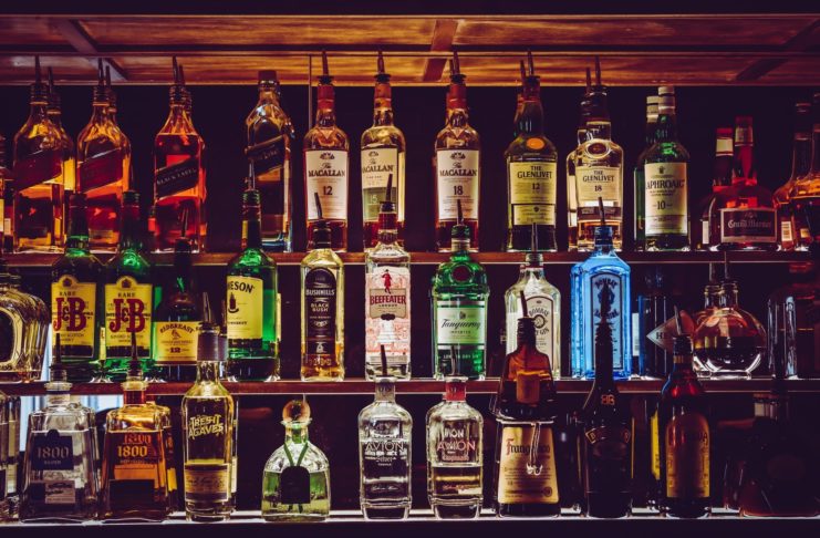 Die coolsten Bars in Barcelona Getränke im Regal einer Bar