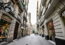 Wo du die besten Vintage-Läden in Barcelona findest Einkaufsstraße in Barcelona's Altstadt. Barcelona ist die Hauptstadt von Katalonien, Spanien.