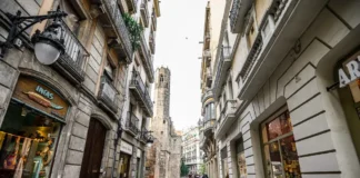 Wo du die besten Vintage-Läden in Barcelona findest Einkaufsstraße in Barcelona's Altstadt. Barcelona ist die Hauptstadt von Katalonien, Spanien.