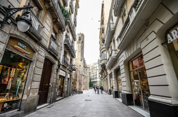 Wo du die besten Vintage-Läden in Barcelona findest Einkaufsstraße in Barcelona's Altstadt. Barcelona ist die Hauptstadt von Katalonien, Spanien.