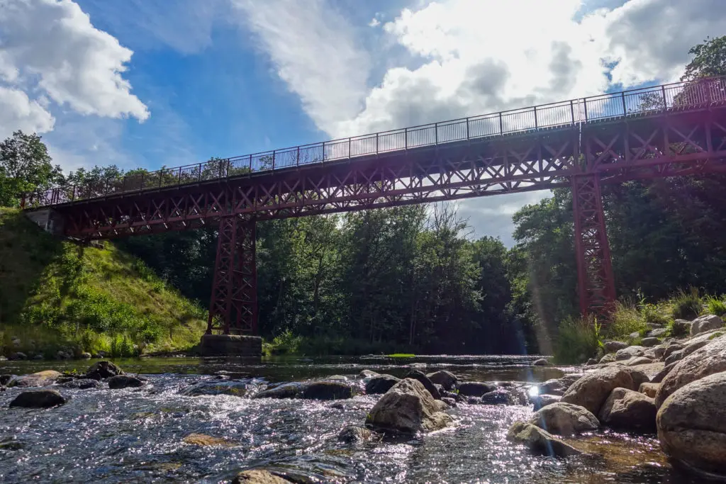 Die Ungedeckte Brücke, die erst vor ein paar Jahren wieder aufgetaucht ist. Sie wurde 1899 über den Fluss Gudenåen gebaut und bietet viele malerische Radwege auf der alten Bahnstrecke.