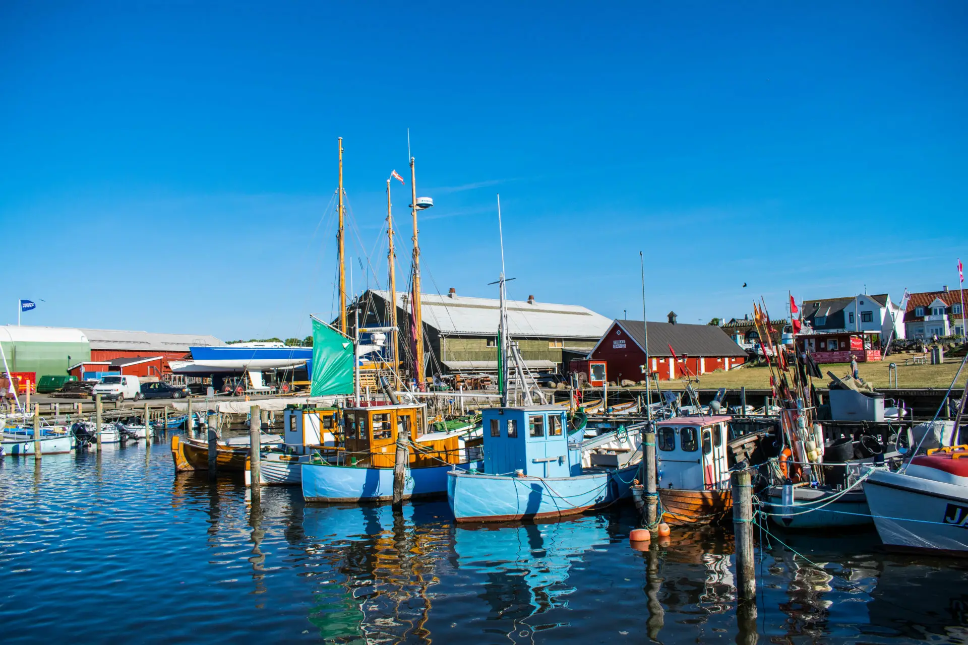 Gilleleje. Der Hafen ist der größte Fischereihafen Seelands und auch ein beliebter Hafen für Yachten, Familien, Einheimische und Touristen.