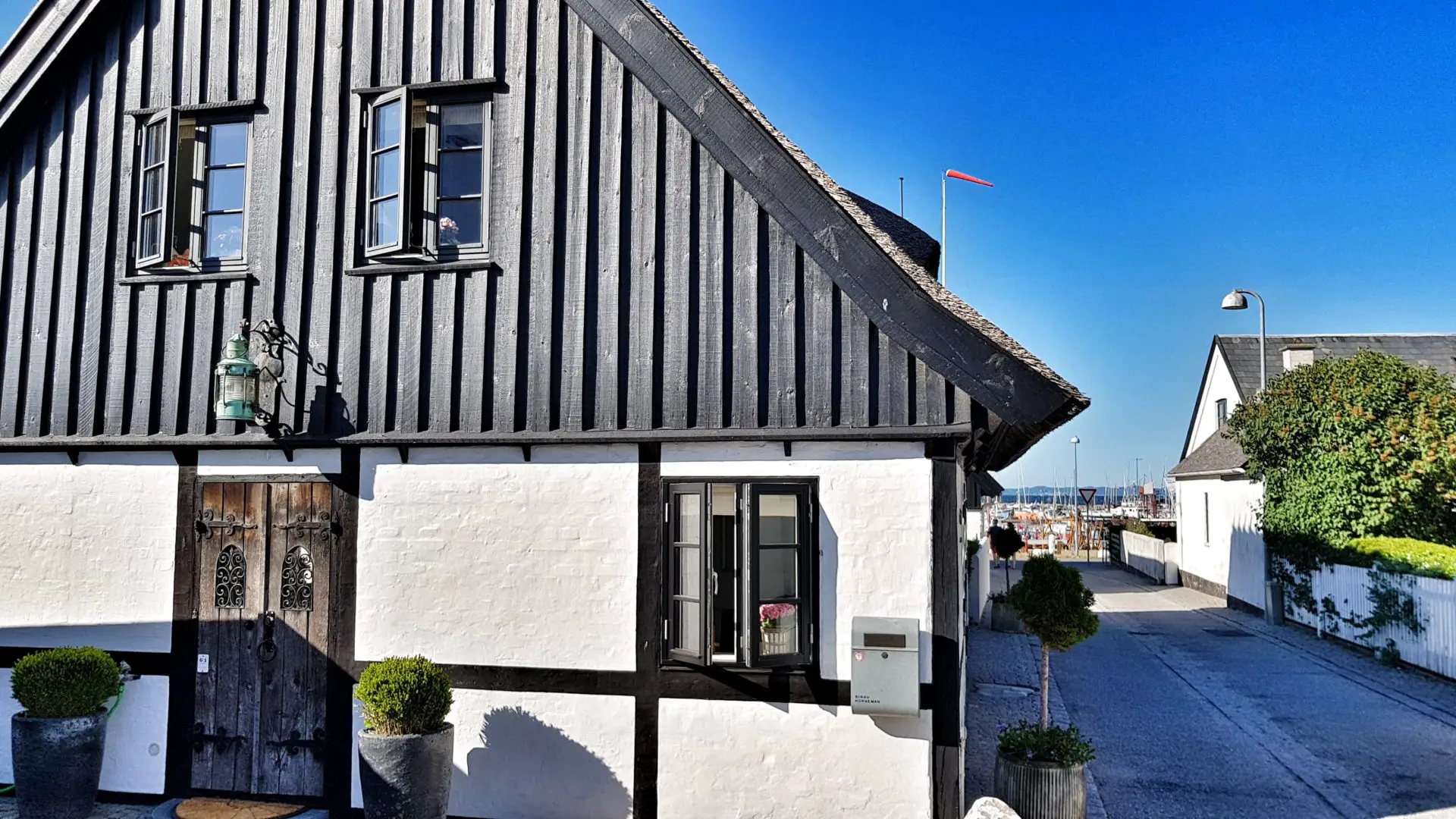 In Gilleleje stehen die authentischen, strohgedeckten Fischerhäuser eng aneinander geschmiegt.