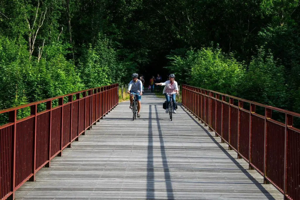 Mit dem Fahrrad auf der Ungedeckten Brücke, Horsens, Dänemark.