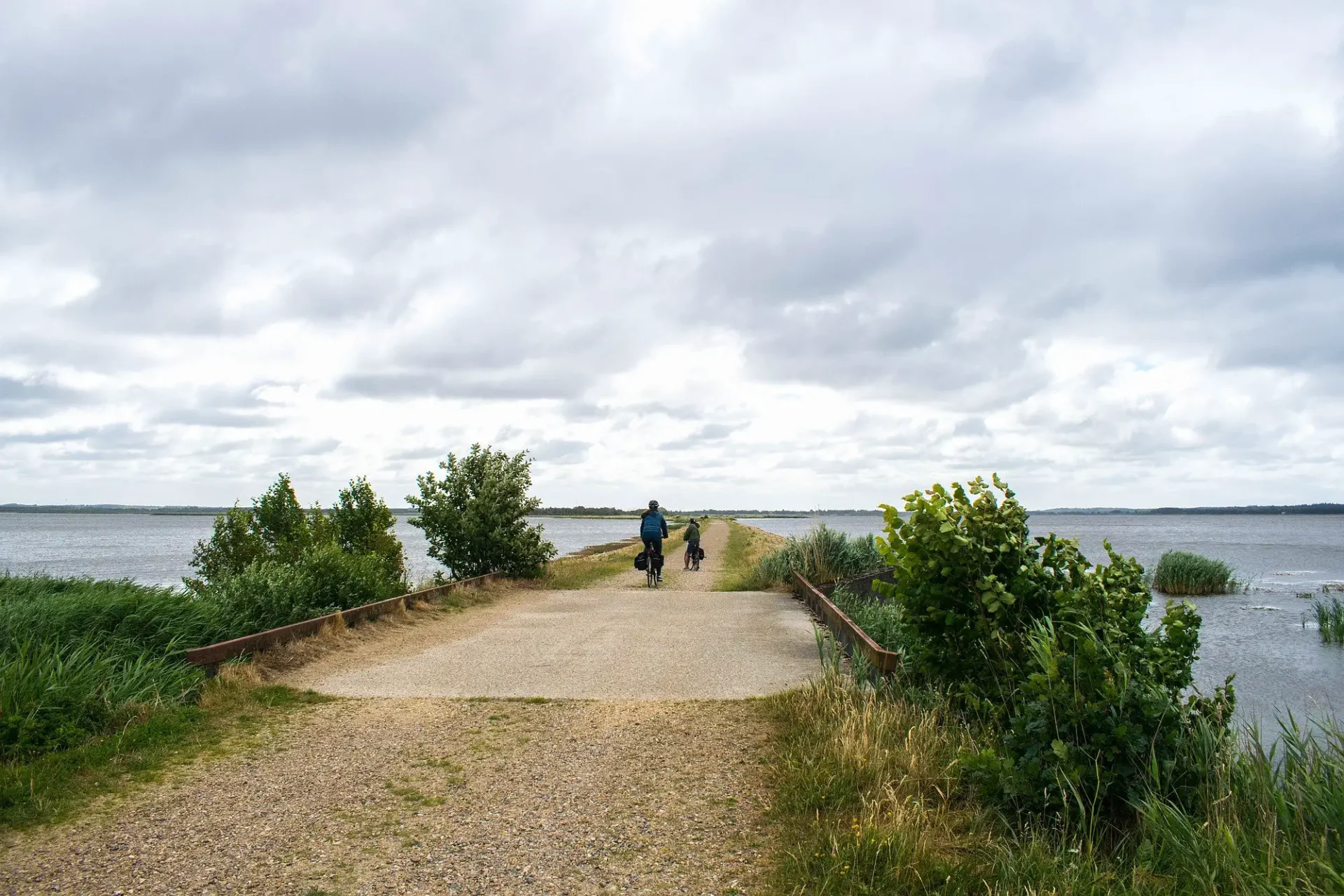 Radfahren am See bei Henne, Westküstenroute, Dänemark.