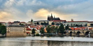 Mache Deine Reise nach Prag zu etwas Besonderem Sonnenuntergang an der Moldau mit der Prager Burg im Hintergrund, Tschechische Republik.