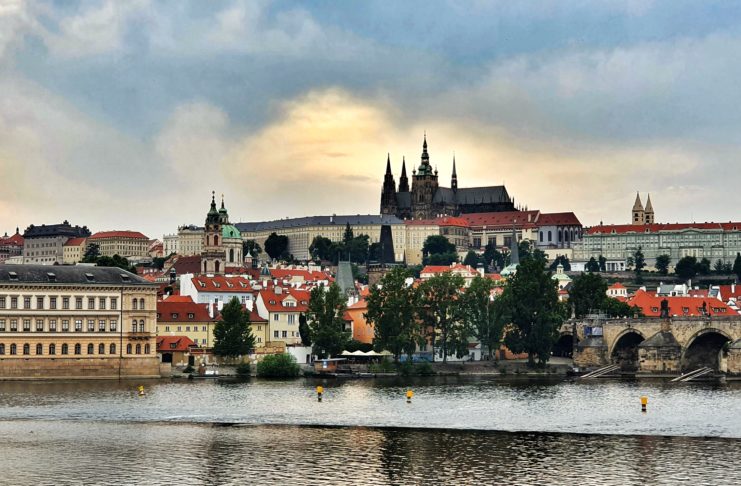Mache Deine Reise nach Prag zu etwas Besonderem Sonnenuntergang an der Moldau mit der Prager Burg im Hintergrund, Tschechische Republik.