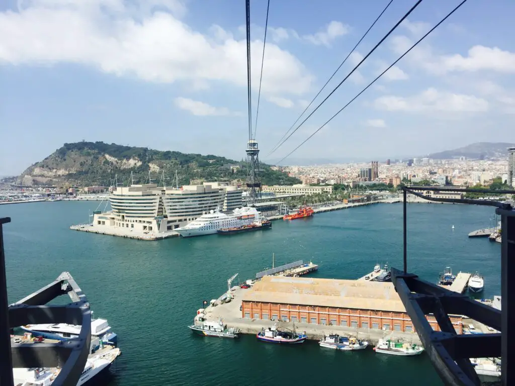 Blick von der Seilbahn Telefèric del Port im Hafen von Barcelona, Spanien.