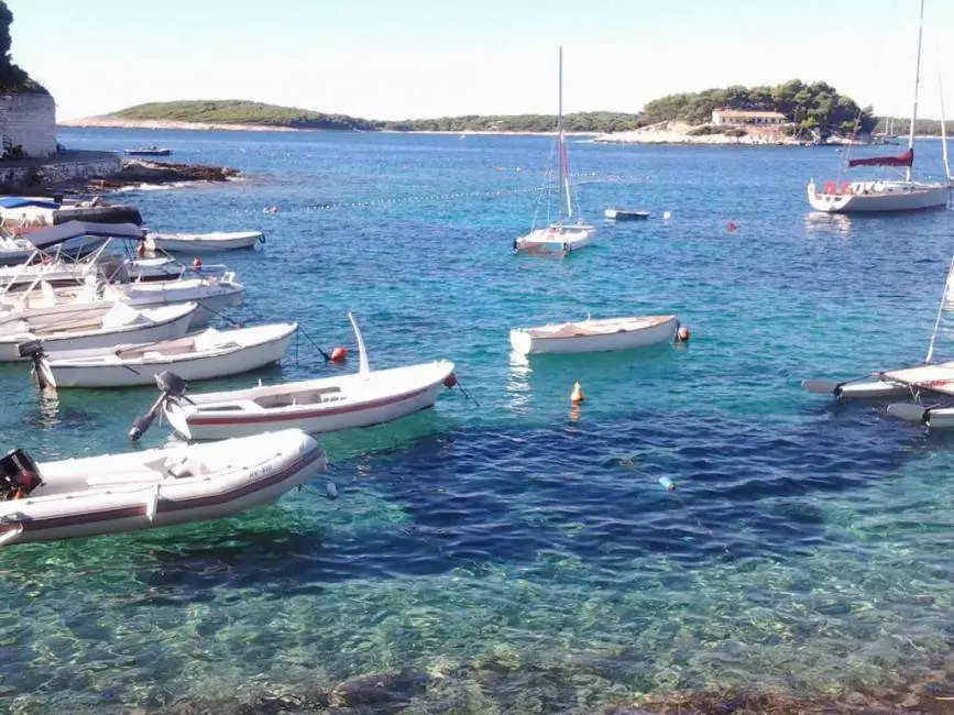 Boote in einer geschützten Bucht in Kroatien.