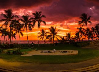 Paradise Cove: Eines der besten Luau auf Oahu, Hawaii Sonnenuntergang am Imu Amphitheater bei Paradise Cove Luau in Oahu, Hawaii