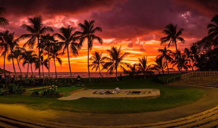 Paradise Cove: Eines der besten Luau auf Oahu, Hawaii Sonnenuntergang am Imu Amphitheater bei Paradise Cove Luau in Oahu, Hawaii