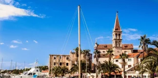 Segeln in Kroatien: Alles, was du wissen musst Segeln in Kroatien - Hafen mit Altstadt.