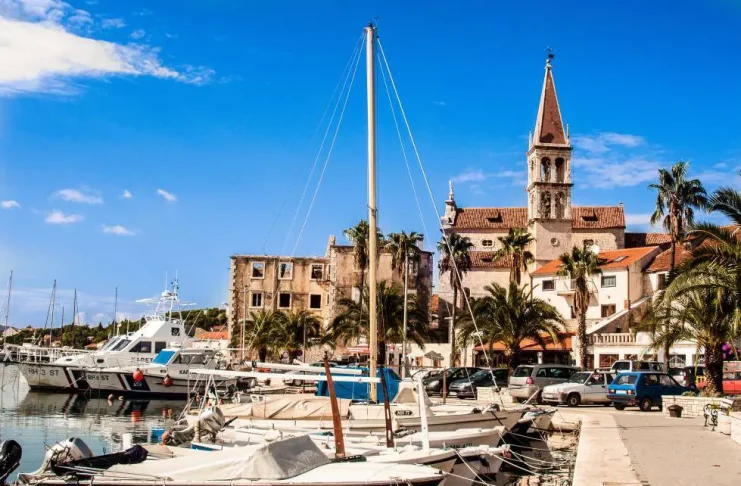 Segeln in Kroatien: Alles, was du wissen musst Segeln in Kroatien - Hafen mit Altstadt.