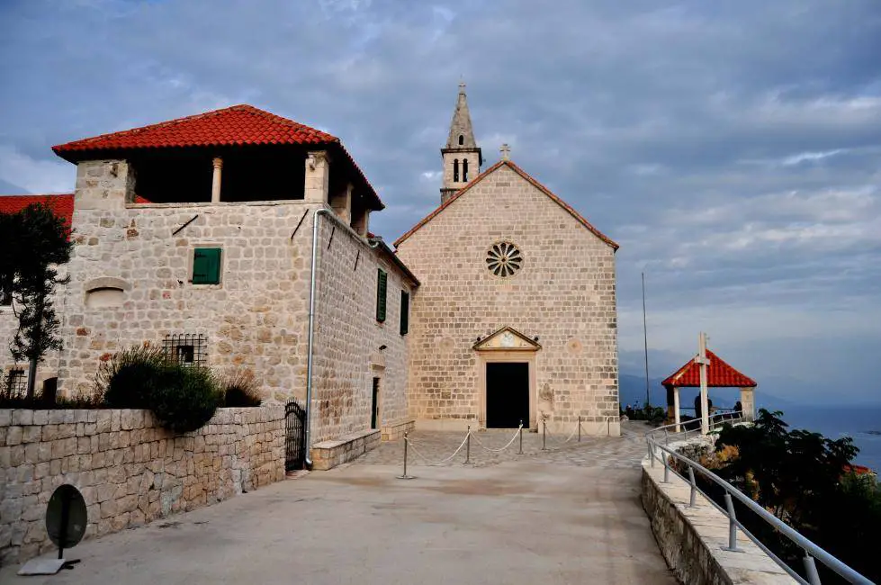 Kirche mit Blick aufs Meer - Segeln in Kroatien.