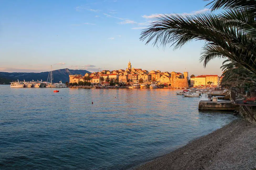 Blick auf eine Altstadt - Segeln in Kroatien.