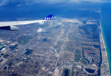 Flughäfen in Florida: So erreichst du den Sunshine State mit dem Flugzeug Blick aus dem Flugzeug auf Miami in Florida, USA.