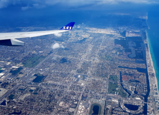 Flughäfen in Florida: So erreichst du den Sunshine State mit dem Flugzeug Blick aus dem Flugzeug auf Miami in Florida, USA.