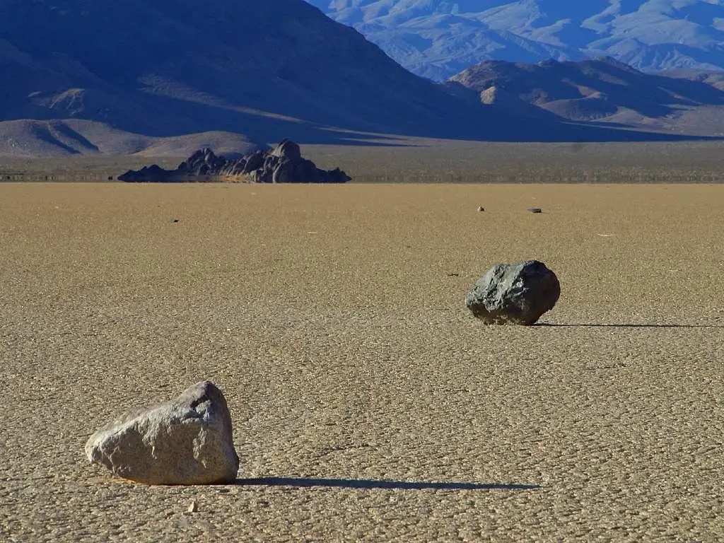 Wandernde Felsen in der Mojave-Wüste, USA.