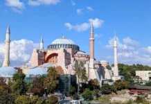 Wie kaufe ich Hagia Sophia Eintrittskarten und was kann ich erwarten? Blick auf die Hagia Sophia in Istanbul, Türkei.