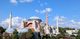 Wie kaufe ich Hagia Sophia Eintrittskarten und was kann ich erwarten? Blick auf die Hagia Sophia in Istanbul, Türkei.