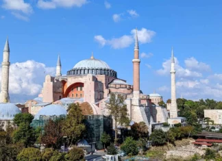 Wie kaufe ich Hagia Sophia Eintrittskarten und was kann ich erwarten? Blick auf die Hagia Sophia in Istanbul, Türkei.