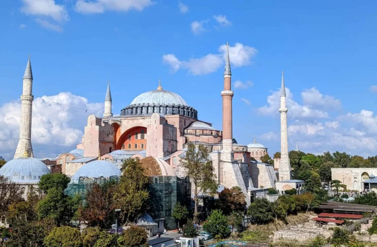 Wie kaufe ich Hagia Sophia Eintrittskarten und was kann ich erwarten? Blick auf die Hagia Sophia in Istanbul, Türkei.