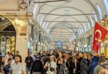 Der Große Basar in Istanbul: Ein Einkaufsparadies Im Inneren des Großen Basars in Istanbul, Türkei.