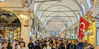 Der Große Basar in Istanbul: Ein Einkaufsparadies Im Inneren des Großen Basars in Istanbul, Türkei.