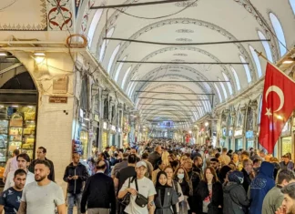 Der Große Basar in Istanbul: Ein Einkaufsparadies Im Inneren des Großen Basars in Istanbul, Türkei.