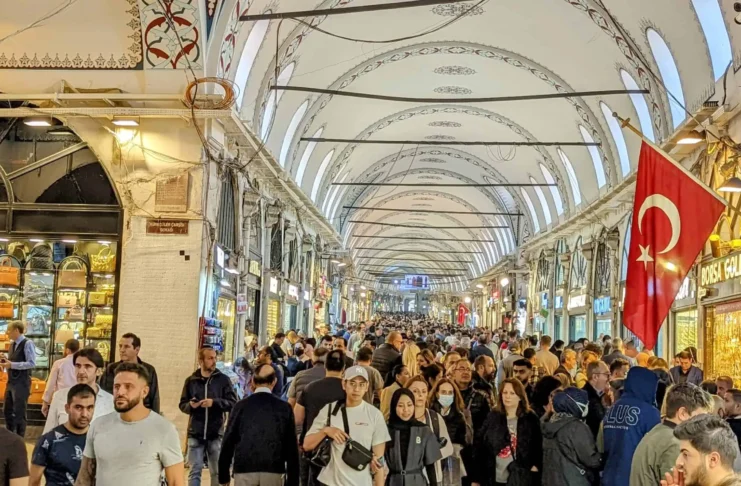 Der Große Basar in Istanbul: Ein Einkaufsparadies Im Inneren des Großen Basars in Istanbul, Türkei.