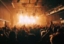 Nachtleben in Berlin: Enthüllung der Essenz von fünf ikonischen Nachtclubs Party im SO36 in Berlin, Deutschland.