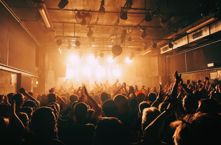 Nachtleben in Berlin: Enthüllung der Essenz von fünf ikonischen Nachtclubs Party im SO36 in Berlin, Deutschland.