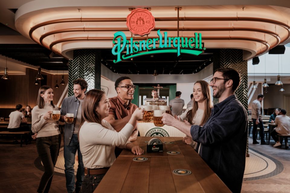 Bar im Original Beer Experience bei Pilsner Urquell in Prag, Tschechische Republik.