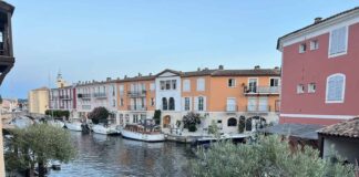 Die schönsten Orte an der Cote d´Azur – Bezauberndes Blau am Mittelmeer Die bunte Lagunenstadt Port Grimaud an der Cote d Azur in Frankreich.