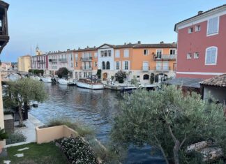 Die bunte Lagunenstadt Port Grimaud an der Cote d Azur in Frankreich.
