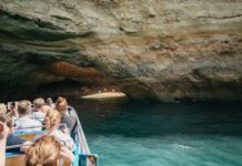 Unternehmungen in Faro mit Kindern Höhlen und Delfinbeobachtungstour an der Algarve, Portugal.
