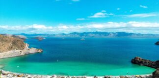 Entdecke die Region Loreto und Baja California Sur, Mexiko Blick auf die Playa La Burra in der Concepcion Bay in Baja California Sur, Mexiko.