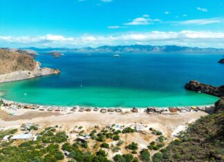Entdecke die Region Loreto und Baja California Sur, Mexiko Blick auf die Playa La Burra in der Concepcion Bay in Baja California Sur, Mexiko.