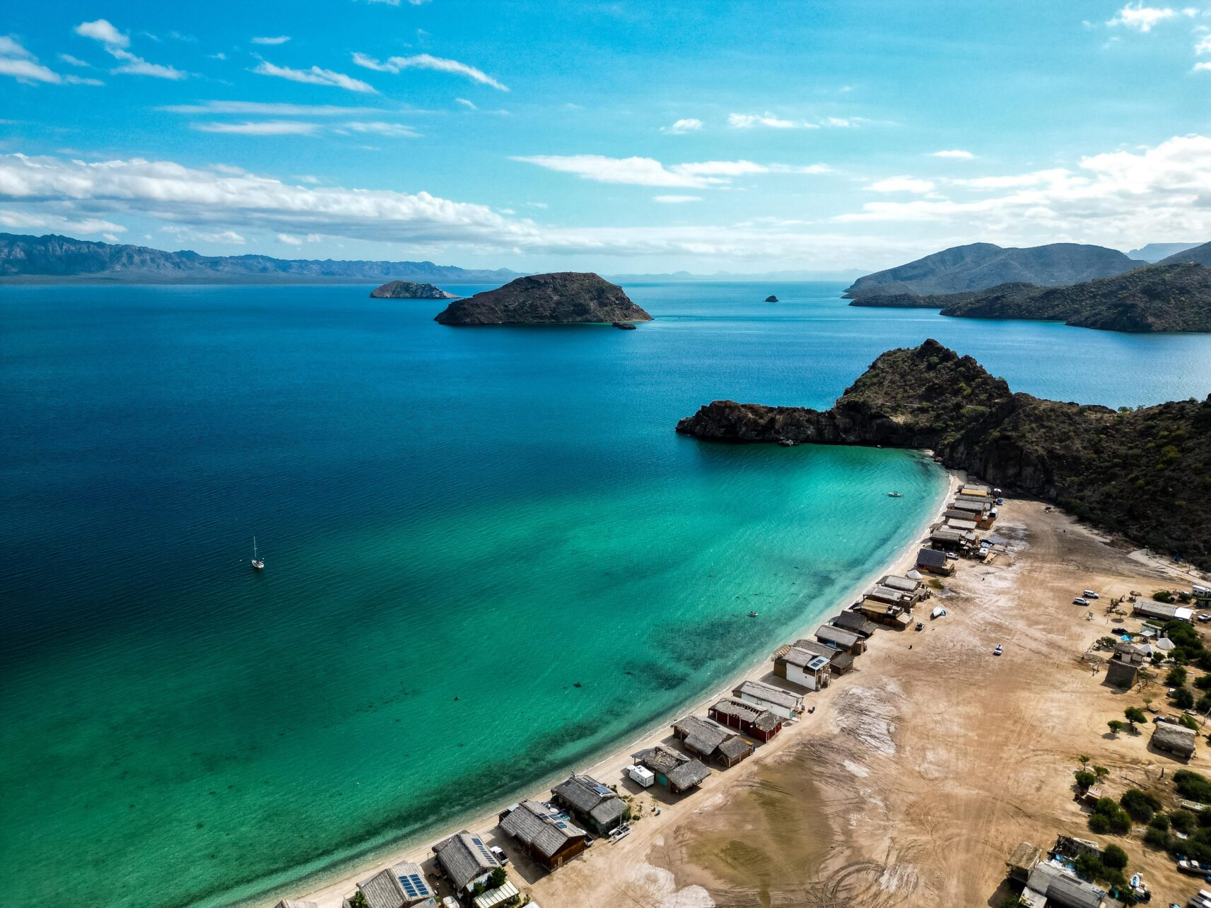 Luftaufnahme der Playa La Burra in der Concepcion Bay in Baja California Sur, Mexiko.