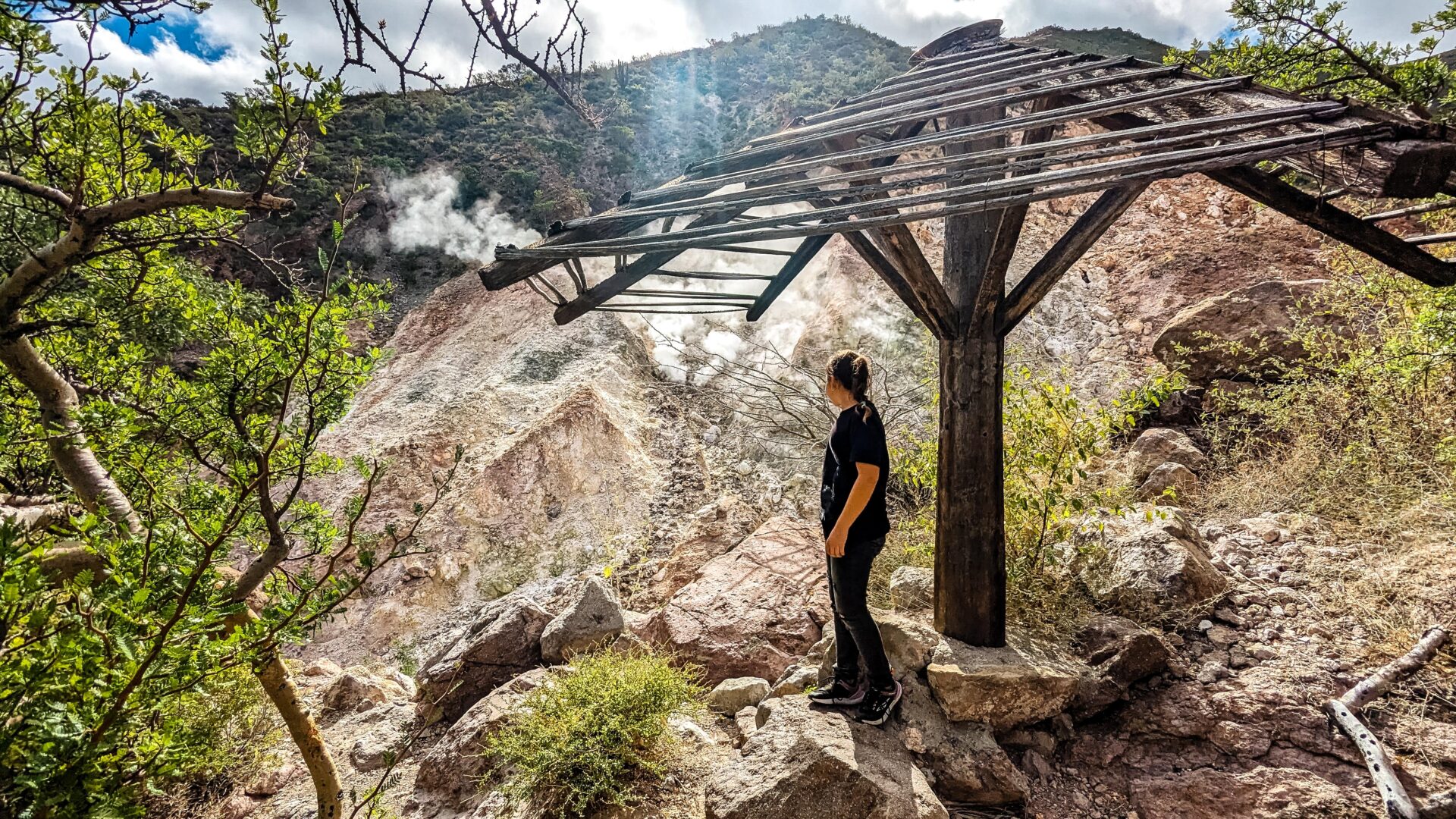 Schwefelhaltige Gase in der El Azufre-Schlucht am Vulkan Las Tres Virgenes in Baja California Sur, Mexiko.