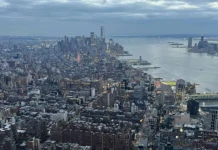 New York City im Winter Panorama Ausblick von The Edge auf Manhattan und New York City, USA.