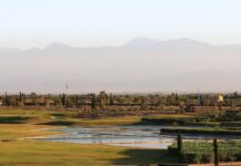 Entdecke das Golfparadies Marrakesch Wenn die Schönheit des Golfsports auf die Pracht der Natur trifft, auf dem Al Maaden Golfplatz Marrakesch in Marokko.