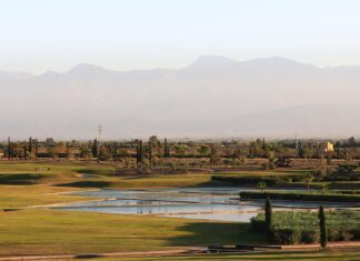 Entdecke das Golfparadies Marrakesch Wenn die Schönheit des Golfsports auf die Pracht der Natur trifft, auf dem Al Maaden Golfplatz Marrakesch in Marokko.
