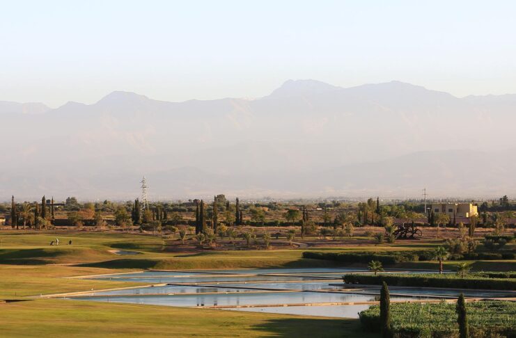 Entdecke das Golfparadies Marrakesch Wenn die Schönheit des Golfsports auf die Pracht der Natur trifft, auf dem Al Maaden Golfplatz Marrakesch in Marokko.
