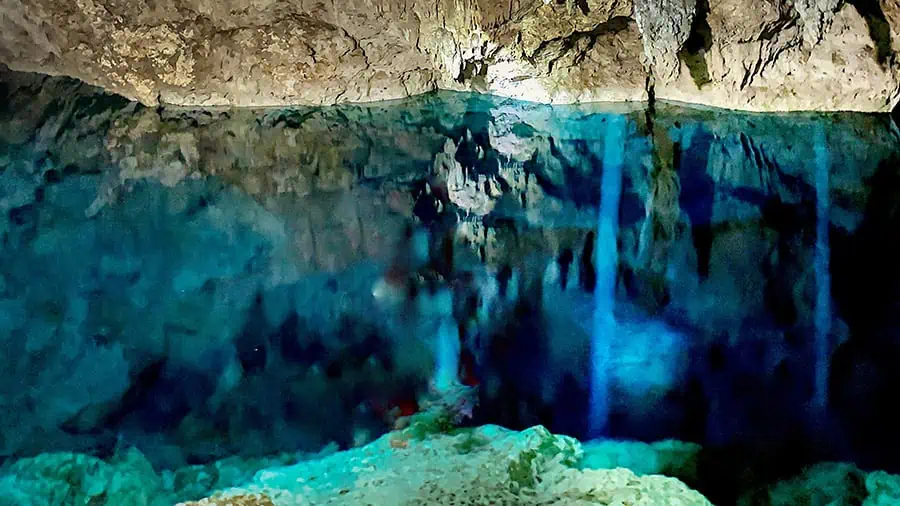Schnorcheln in der Cueva de Chicho in Bayahibe, Dominikanische Republik.