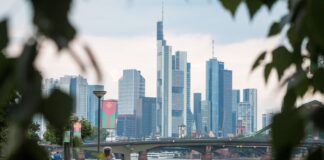 Frankfurt Walking Tour: Sehenswertes in vier Stunden Main und Skyline von Frankfurt.