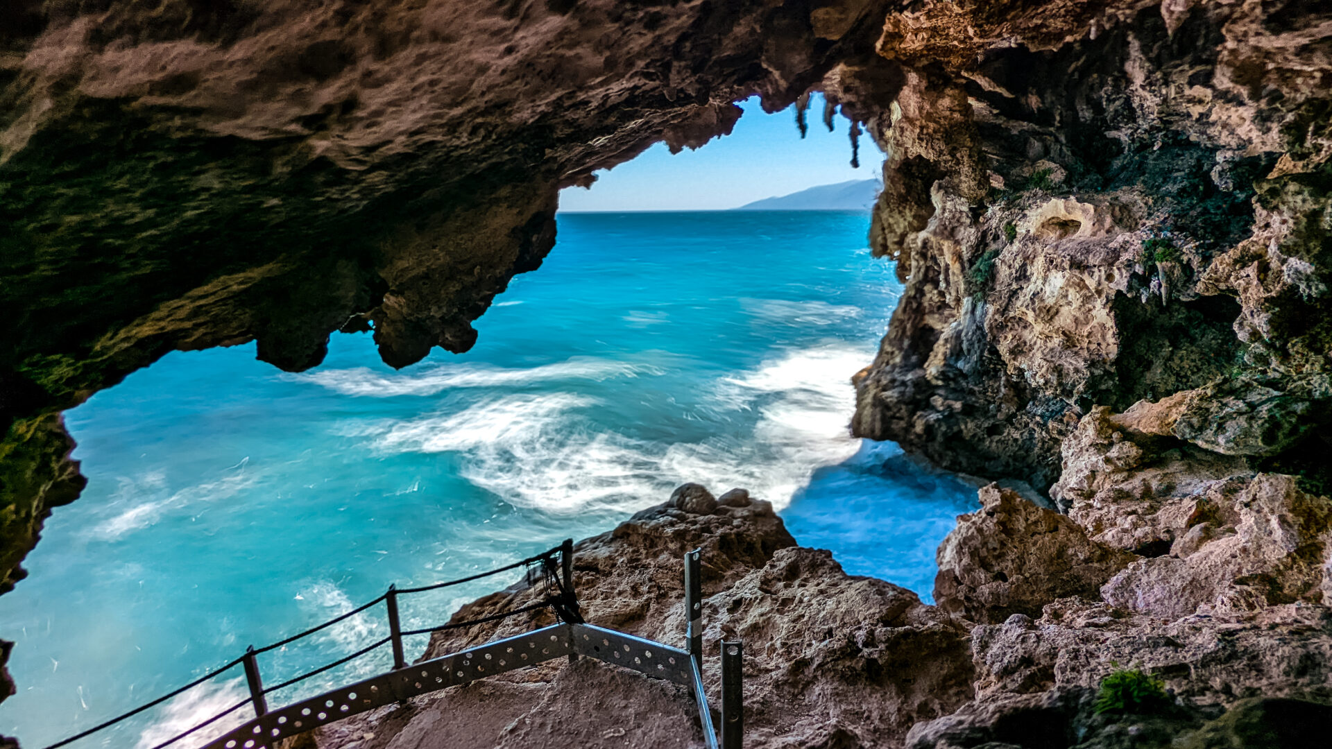 Blick von der Meereshöhle Grotta del Bue Marino auf Sardinien, Italien.