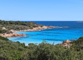 Reiseplan für einen Roadtrip auf Sardinien: 14 Tage epische Erkundung der Insel Der Strand Spiaggia di Capriccioli liegt auf Sardinien, Italien.